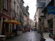  petite rue bordée de restaurants